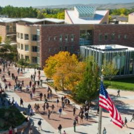 Fais tes études supérieures à Colorado State University aux États-Unis.