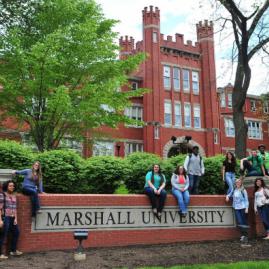 Fais tes études supérieures à Marshall University aux États-Unis.