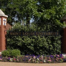 Fais tes études supérieures à Saint Louis University aux États-Unis.